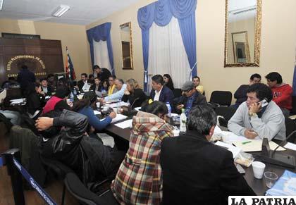Trabajo de la comisión mixta a cargo de verificar datos sobre postulantes al Tribunal Electoral /APG