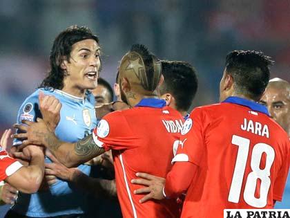 Durante la discusión de Cavani y Jara /foxsportsla.com
