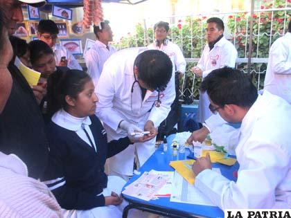 Una ciudadana es atendida por estudiantes de Salud