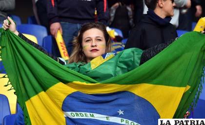 Una fanática de la selección brasileña triste por la eliminación de su equipo /as.com