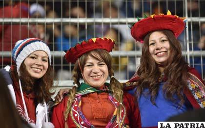 Mujeres con los trajes típicos de Perú en los estadios de Chile /as.com