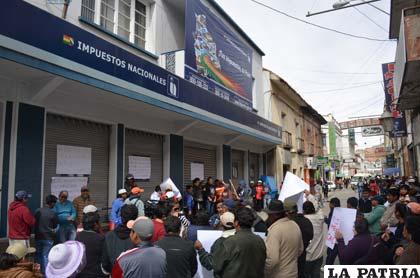 Carniceros protestaron frente al edificio del Servicio de Impuestos Nacionales