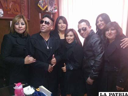 El grupo T´ikas Wayra haciendo medios en Oruro
