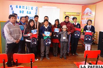 Comité de Niños Niñas y Adolescentes de Machacamarca junto a autoridades