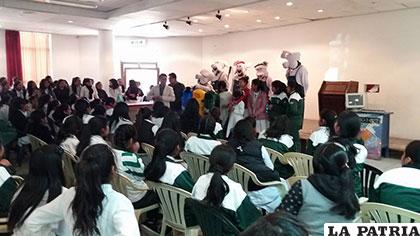 Señoritas del Liceo Oruro se sensibilizan en problemática de la basura