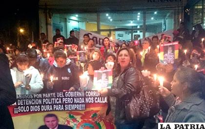 Con velas en las manos decenas de personas mostraron su apoyo a León /ANF