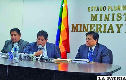 El director de la Ajam, (centro) informa sobre el proceso de reversiones de concesiones mineras