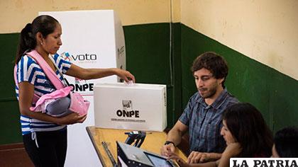 Cerca de 23 millones de peruanos acudirán a las urnas este domingo