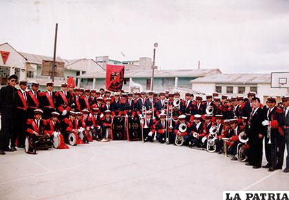 Banda de Música de 1993, antes de su presentación con el uniforme tradicional (se retomó tras usar solo por unos años el uniforme ovejero)