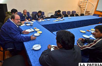 Dirigentes fabriles y el ministro Aguilar se reunieron para abordar problemática de Enatex /APG