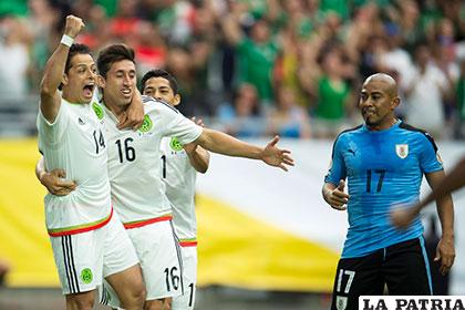 Hernández y Herrera celebran el primer gol de los mexicanos /AS.COM