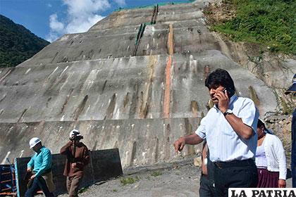 El Presidente Evo Morales inspeccionó el domingo la construcción de la Planta Hidroeléctrica San José I y San José II