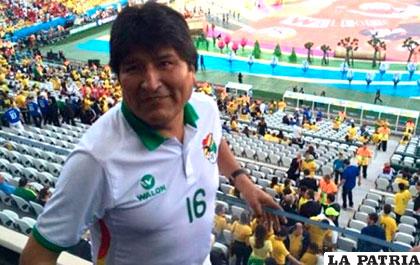 Presidente Evo Morales en un partido de fútbol /ANF