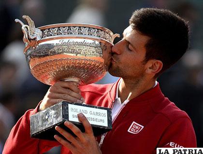 Novak Djokovic con el trofeo de campeón en Roland Garros