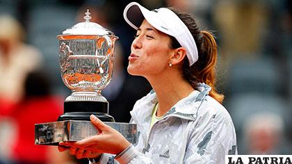 Garbiñe Muguruza sorprendió a Serena Williams, luce orgullosa el trofeo de campeona