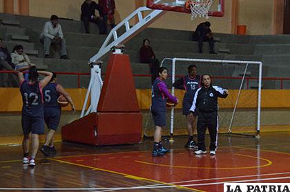 Wilmán Flores dirigió al equipo de Alemán para lograr el subcampeonato de la Primera Libobásquet (damas)