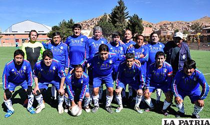El onceno de ANFE avanza a paso firme en el fútbol Máster