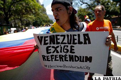 Oposición venezolana busca acortar el mandato de Maduro mediante referéndum