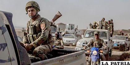 Soldados kurdos patrullan los alrededores de Mufti (Irak) durante una ofensiva contra el EI