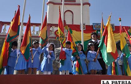 Niños de un kínder, orgullosos llevan el nombre del poeta