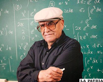 Jaime Escalante fue un reconocido profesor boliviano que triunfó y sacó adelante a jóvenes latinos en Estados Unidos /VITAMINASPARAELEXITO.COM