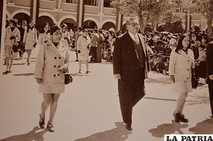 La profesora Julieta (izq.) junto a Ángel Mendoza Justiniano