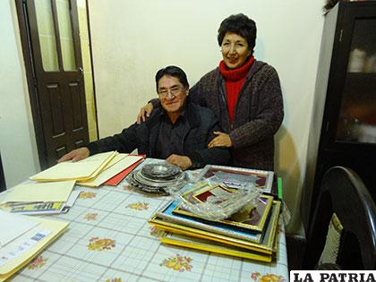 Jorge Rodas junto a su esposa Rosario y sus galardones