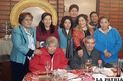 Claudina Vargas junto a su esposo Alberto y sus hijos