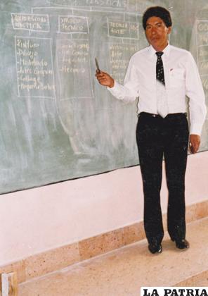 El profesor Veliz tiene especialidad en artes plásticas y pedagogía