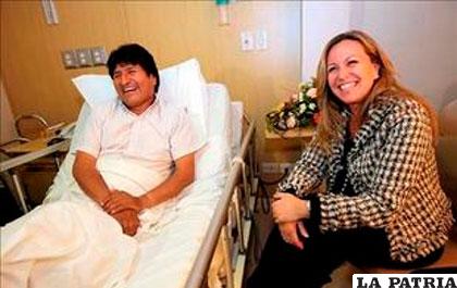 Evo Morales tras su operación de 2010 junto a una funcionaria española /ANF