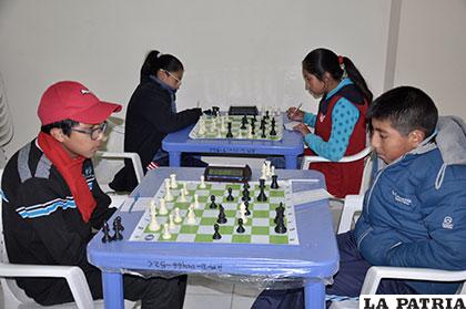 Buena cantidad de participantes en el certamen de ajedrez