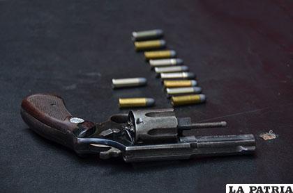El revólver que tenía el sello de la Policía Boliviana