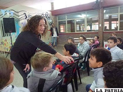María Zysman compartiendo con niños el problema del bullying /INGRID BARRIENTOS