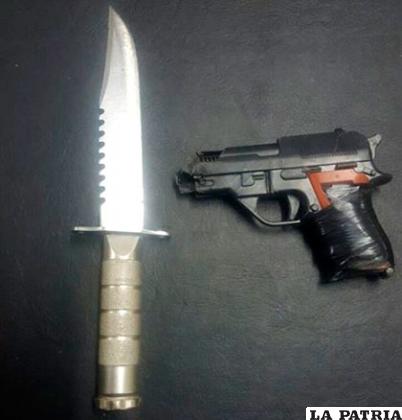 El cuchillo y la pistola de juguete del agresor