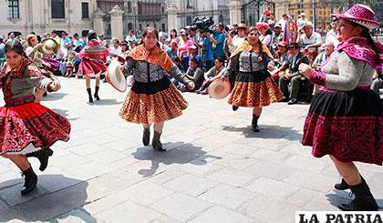 La Huaylía es un género de música y danza de la provincia de Huaytará en el Perú /viajandoporperu.com