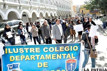 Marcha de abogados apoyando la restitución del título de abogado a Eduardo León