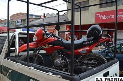 La motocicleta municipal siendo trasladada tras el accidente en una camioneta de tránsito
