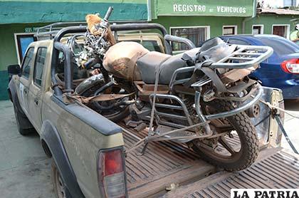 La moto de los cazadores furtivos en el vehículo de la Gobernación