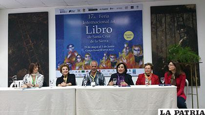 Varios autores nacionales e internacionales, presentaron libros en la feria de Santa Cruz