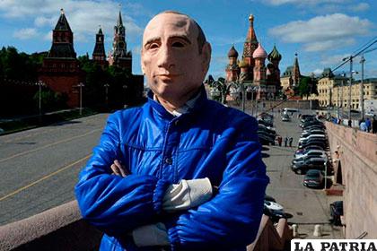 Román Roslovtsev, con una máscara de Putin