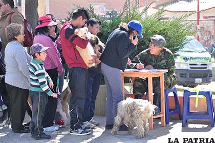 Población acudió a los puestos de vacunación para inmunizar a sus mascotas