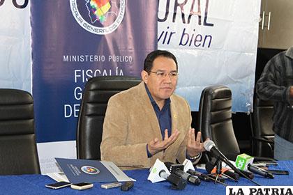 El fiscal general del Estado, Ramiro Guerrero, en una conferencia de prensa /ABI