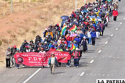 Fabriles emprenden marcha en defensa de sus fuentes de trabajo