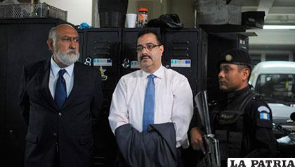 El ex presidente del Banco de Desarrollo Rural de Guatemala, Adolfo Fernando Peña (centro)