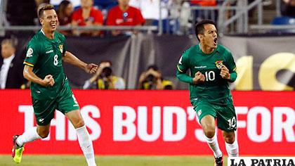 Smedberg-Dalence y Jhasmani Campos, jugadores del combinado boliviano /AS.COM