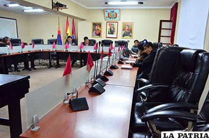 Brigada Parlamentaria de Oruro con varios curules vacíos