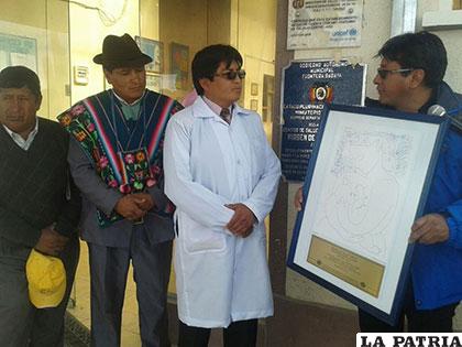 El director del Sedes hace entrega de la plaqueta de 