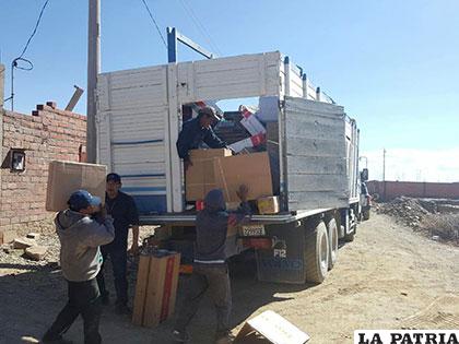 Civiles ayudaron a cargar la mercadería comisada