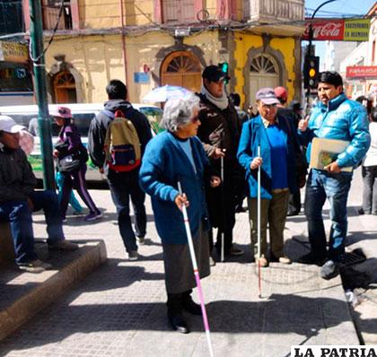 Tres no videntes que aprenden a desempeñarse solos sin ayuda