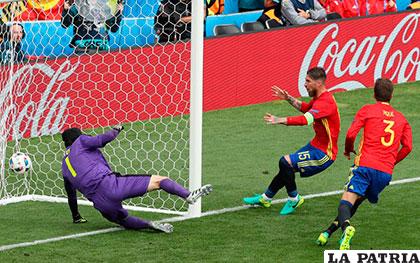 Gerard Piqué de cabeza mandó el balón al fondo de las redes, sobre el final del partido